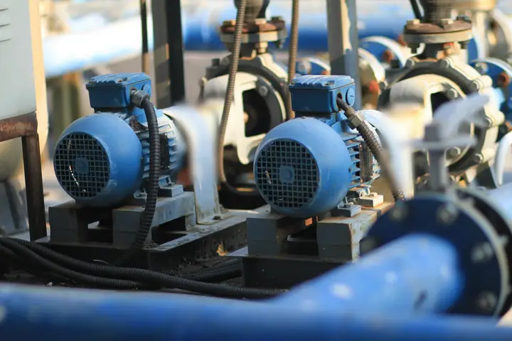 Bombas de agua eléctricas instaladas con tubería