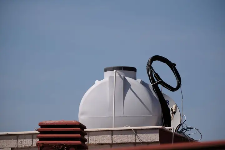 Tanque de agua en una terraza